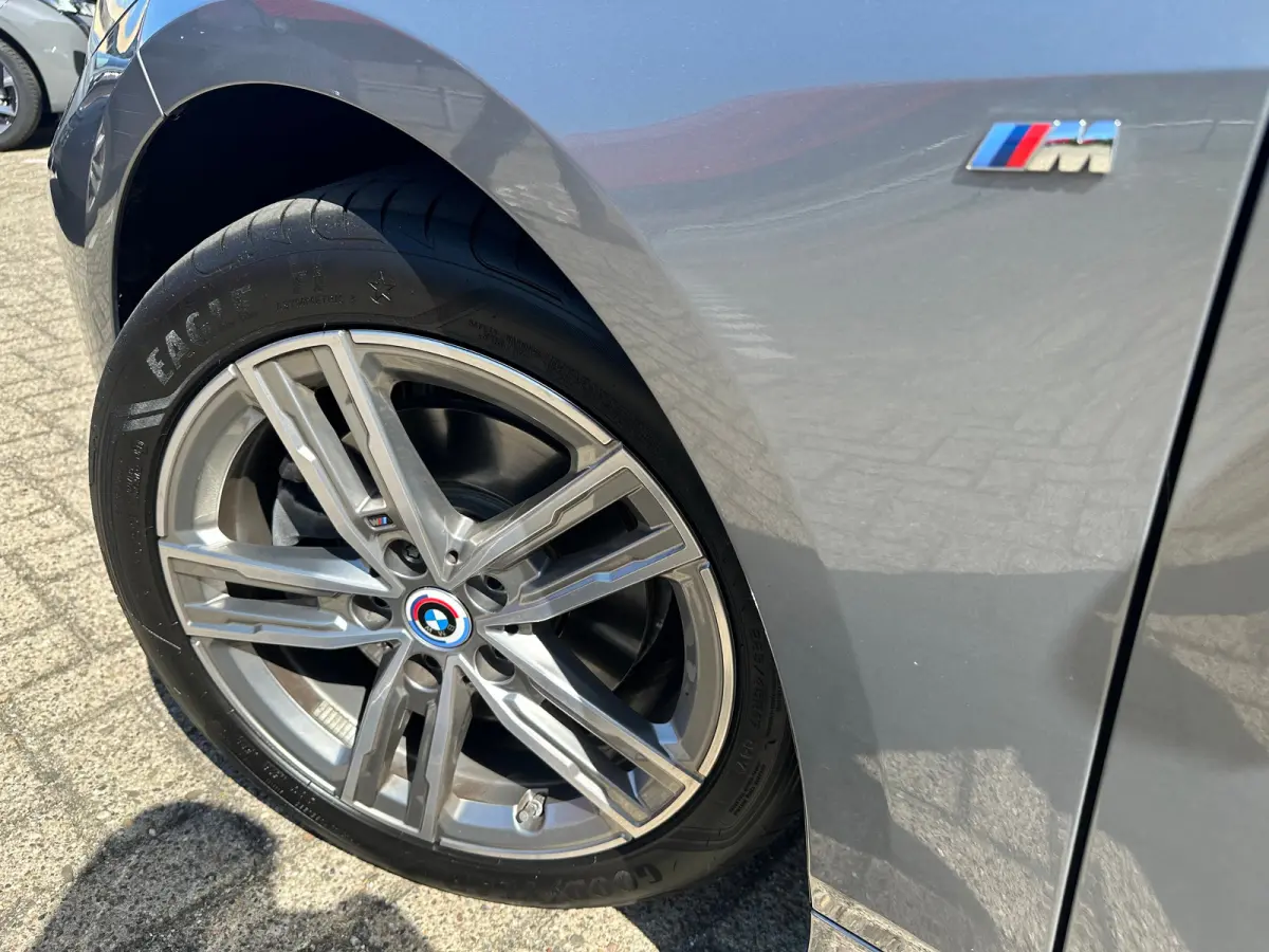 118i Introduction Edition | Navigatie | Skyscraper Grau | Cruise | Climate Control | Automatische 2-zone airconditioning | BMW Live Cockpit Plus | BMW M 50 Jahre uitvoering