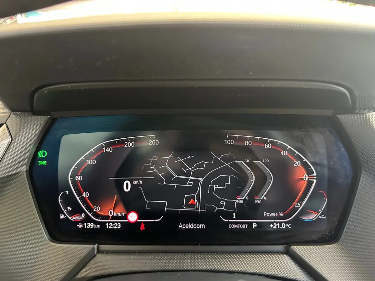 118i Introduction Edition | Navigatie | Skyscraper Grau | Cruise | Climate Control | Automatische 2-zone airconditioning | BMW Live Cockpit Plus | BMW M 50 Jahre uitvoering