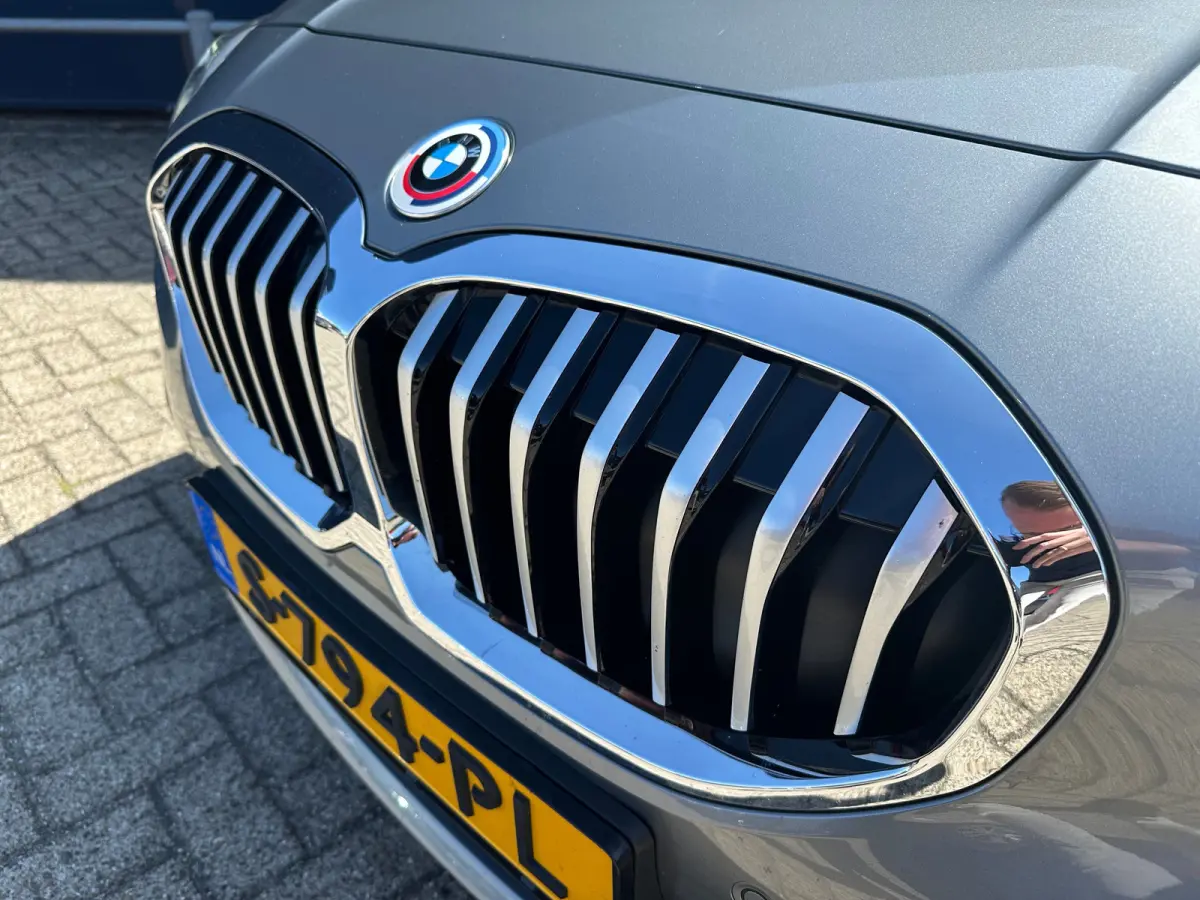 118i Introduction Edition | Navigatie | Skyscraper Grau | Cruise | Climate Control | Automatische 2-zone airconditioning | BMW Live Cockpit Plus | BMW M 50 Jahre uitvoering