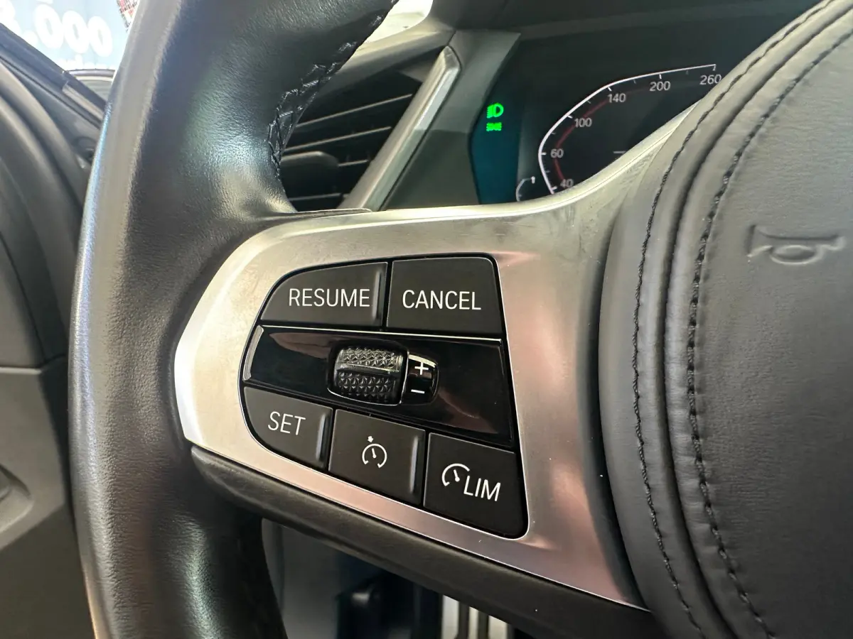 118i Introduction Edition | Navigatie | Skyscraper Grau | Cruise | Climate Control | Automatische 2-zone airconditioning | BMW Live Cockpit Plus | BMW M 50 Jahre uitvoering