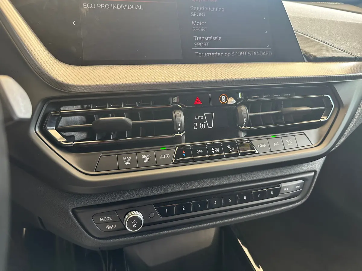 118i Introduction Edition | Navigatie | Skyscraper Grau | Cruise | Climate Control | Automatische 2-zone airconditioning | BMW Live Cockpit Plus | BMW M 50 Jahre uitvoering