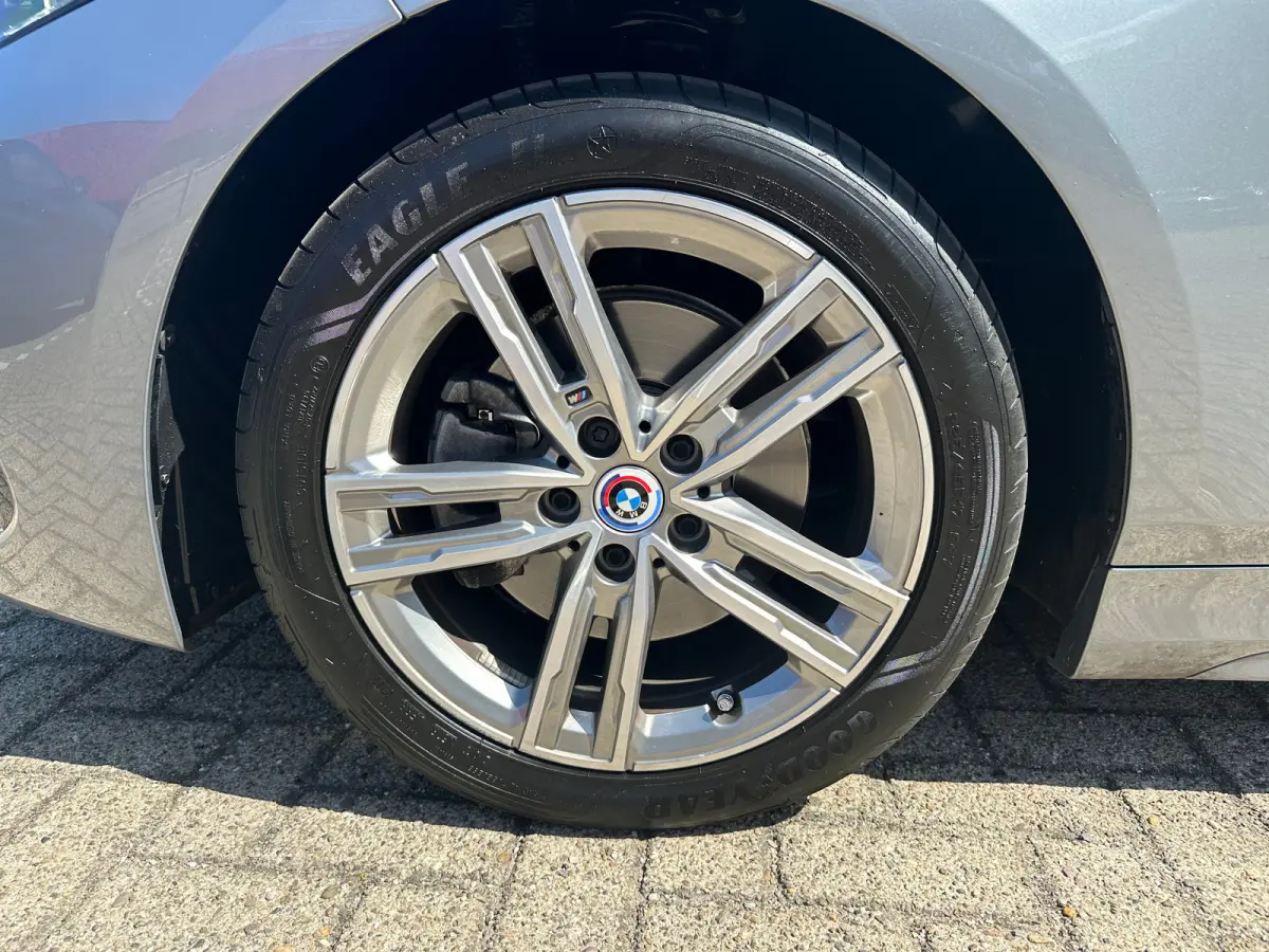 118i Introduction Edition | Navigatie | Skyscraper Grau | Cruise | Climate Control | Automatische 2-zone airconditioning | BMW Live Cockpit Plus | BMW M 50 Jahre uitvoering