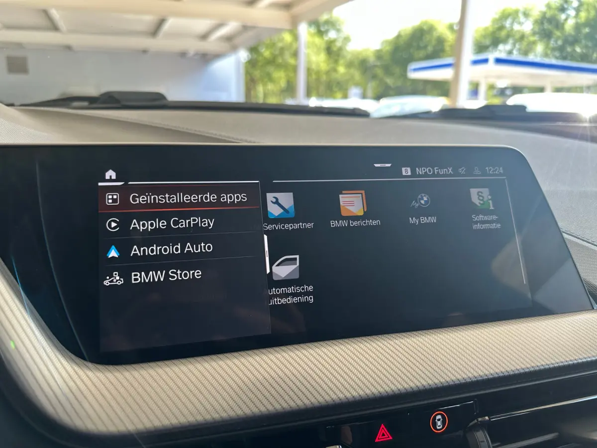 118i Introduction Edition | Navigatie | Skyscraper Grau | Cruise | Climate Control | Automatische 2-zone airconditioning | BMW Live Cockpit Plus | BMW M 50 Jahre uitvoering