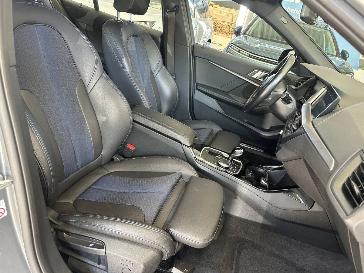 118i Introduction Edition | Navigatie | Skyscraper Grau | Cruise | Climate Control | Automatische 2-zone airconditioning | BMW Live Cockpit Plus | BMW M 50 Jahre uitvoering