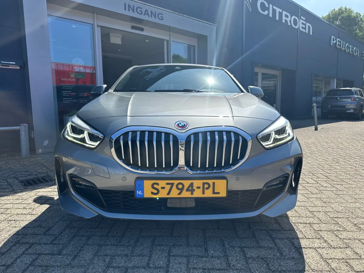 118i Introduction Edition | Navigatie | Skyscraper Grau | Cruise | Climate Control | Automatische 2-zone airconditioning | BMW Live Cockpit Plus | BMW M 50 Jahre uitvoering