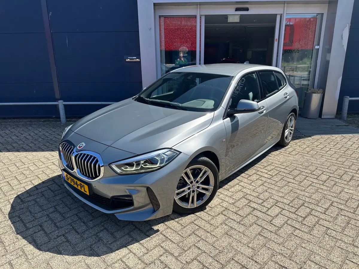 118i Introduction Edition | Navigatie | Skyscraper Grau | Cruise | Climate Control | Automatische 2-zone airconditioning | BMW Live Cockpit Plus | BMW M 50 Jahre uitvoering
