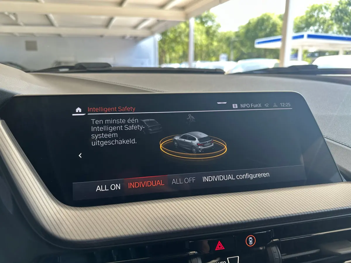 118i Introduction Edition | Navigatie | Skyscraper Grau | Cruise | Climate Control | Automatische 2-zone airconditioning | BMW Live Cockpit Plus | BMW M 50 Jahre uitvoering