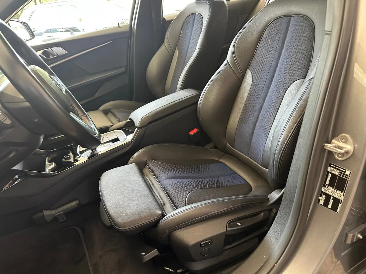 118i Introduction Edition | Navigatie | Skyscraper Grau | Cruise | Climate Control | Automatische 2-zone airconditioning | BMW Live Cockpit Plus | BMW M 50 Jahre uitvoering