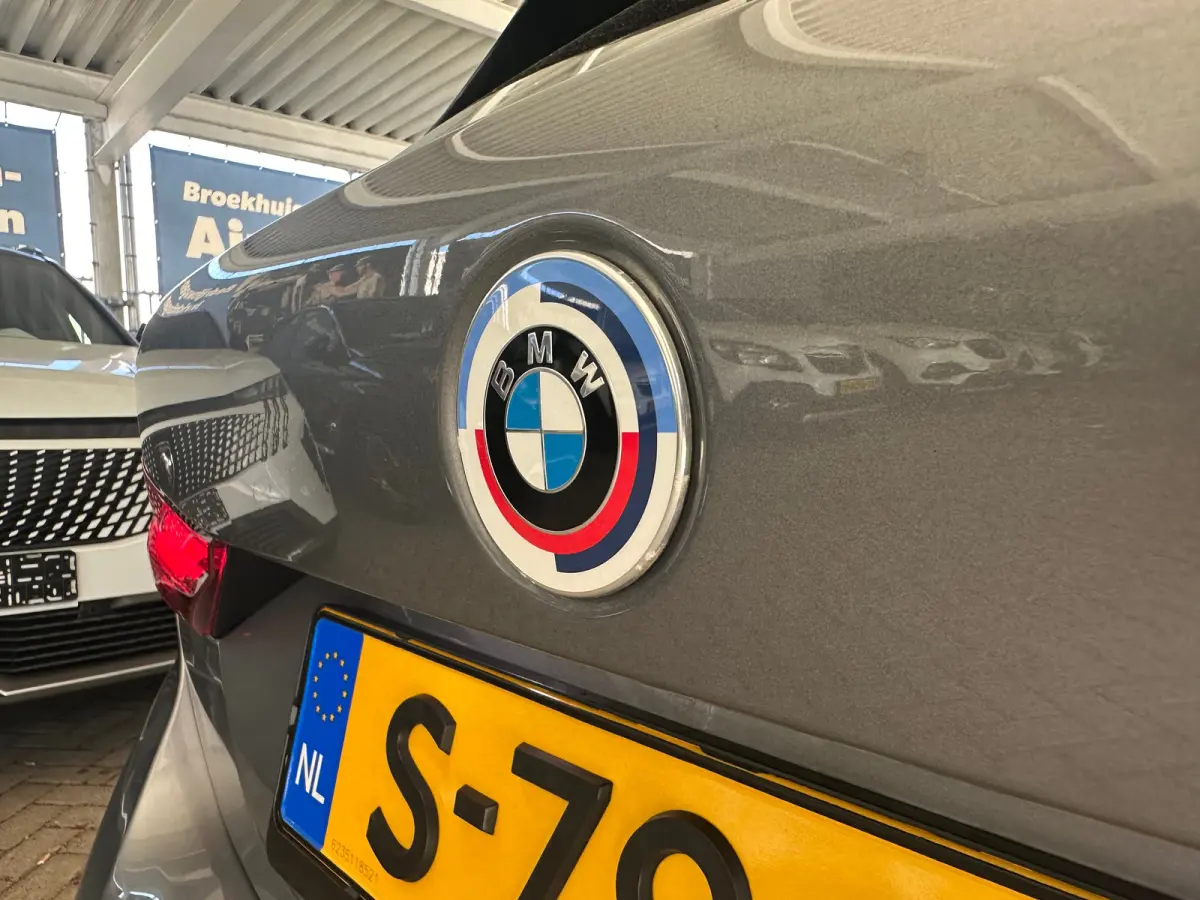 118i Introduction Edition | Navigatie | Skyscraper Grau | Cruise | Climate Control | Automatische 2-zone airconditioning | BMW Live Cockpit Plus | BMW M 50 Jahre uitvoering
