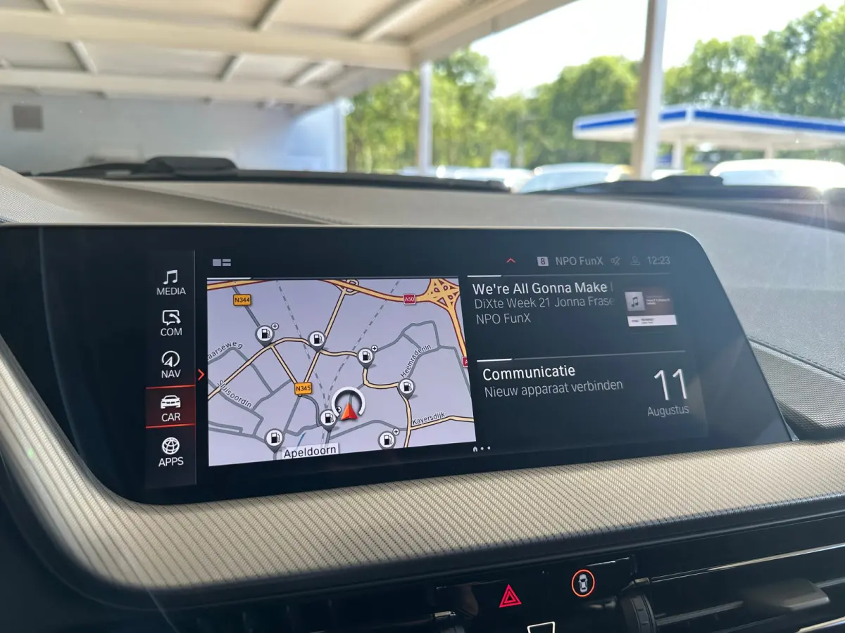 118i Introduction Edition | Navigatie | Skyscraper Grau | Cruise | Climate Control | Automatische 2-zone airconditioning | BMW Live Cockpit Plus | BMW M 50 Jahre uitvoering