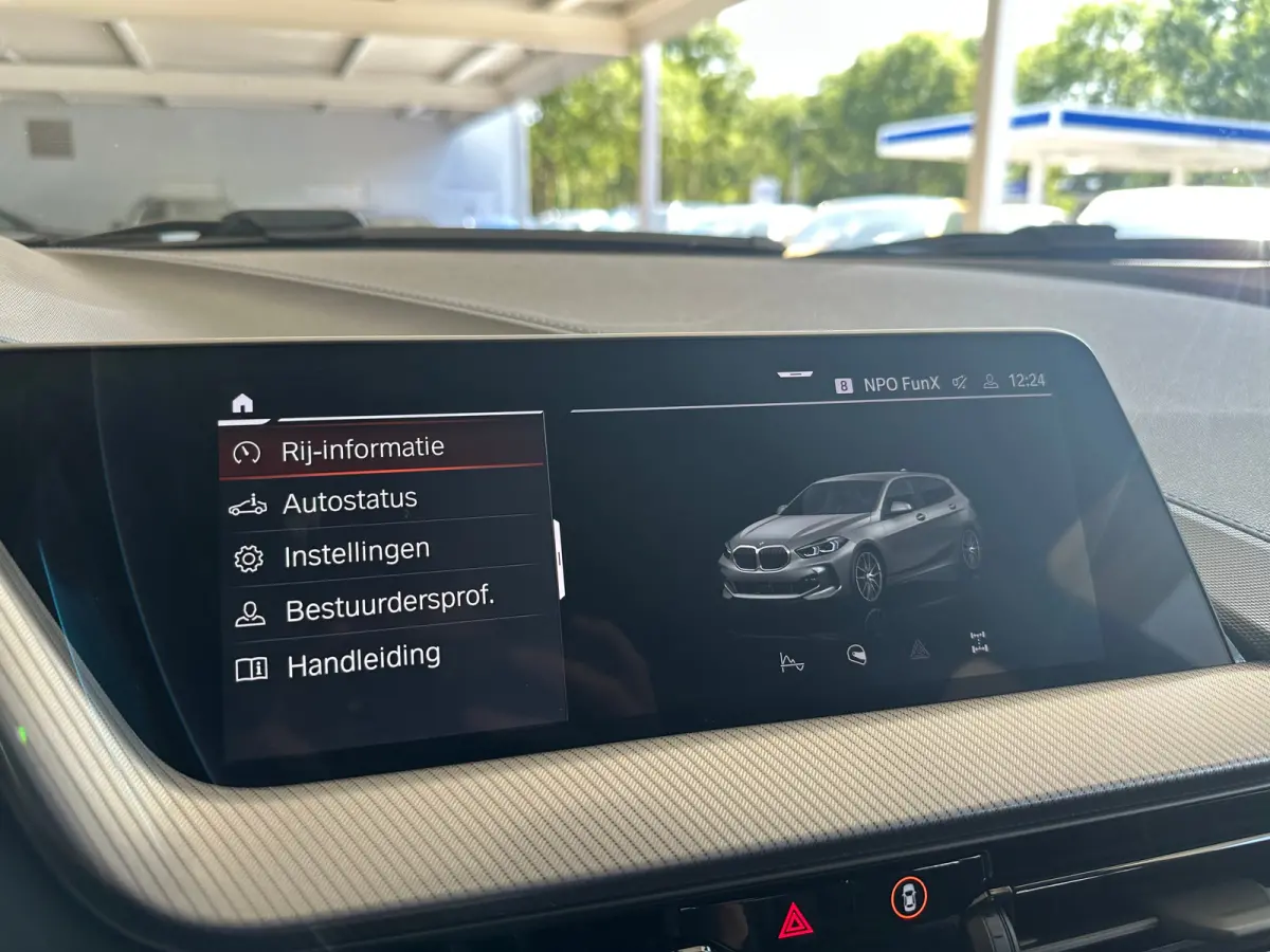 118i Introduction Edition | Navigatie | Skyscraper Grau | Cruise | Climate Control | Automatische 2-zone airconditioning | BMW Live Cockpit Plus | BMW M 50 Jahre uitvoering