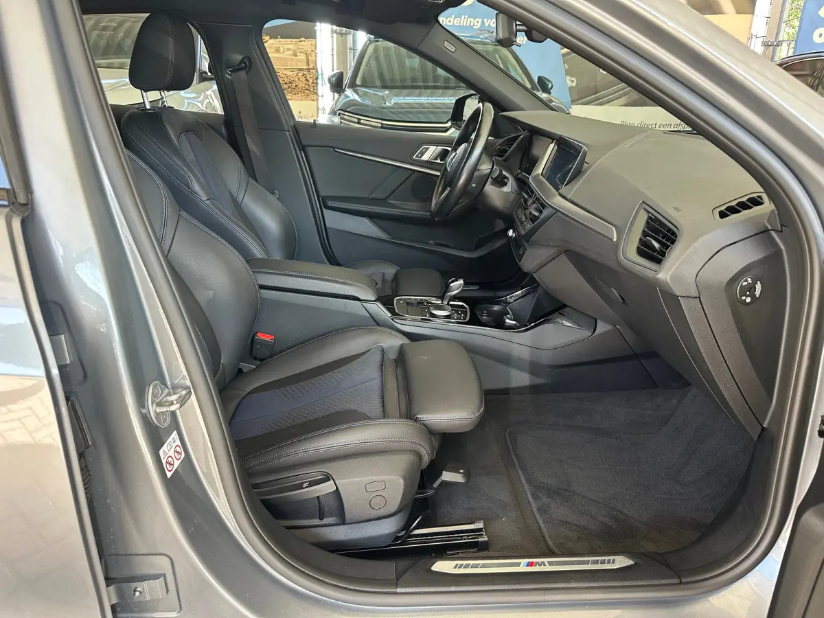 118i Introduction Edition | Navigatie | Skyscraper Grau | Cruise | Climate Control | Automatische 2-zone airconditioning | BMW Live Cockpit Plus | BMW M 50 Jahre uitvoering