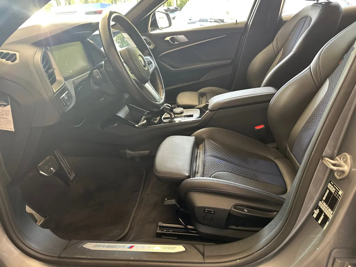 118i Introduction Edition | Navigatie | Skyscraper Grau | Cruise | Climate Control | Automatische 2-zone airconditioning | BMW Live Cockpit Plus | BMW M 50 Jahre uitvoering