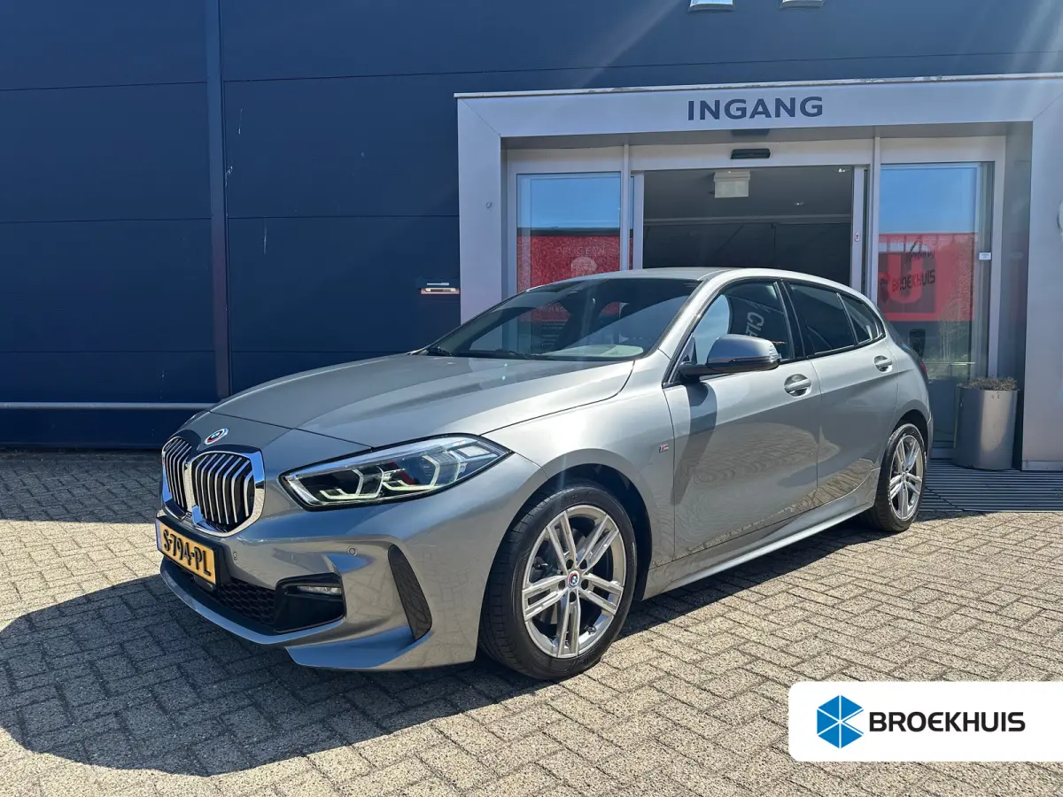 118i Introduction Edition | Navigatie | Skyscraper Grau | Cruise | Climate Control | Automatische 2-zone airconditioning | BMW Live Cockpit Plus | BMW M 50 Jahre uitvoering