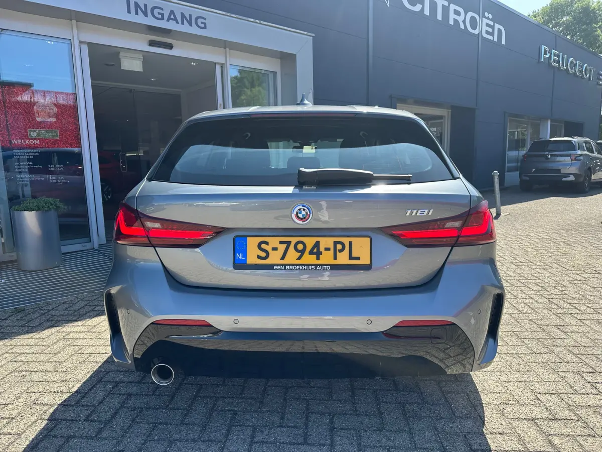 118i Introduction Edition | Navigatie | Skyscraper Grau | Cruise | Climate Control | Automatische 2-zone airconditioning | BMW Live Cockpit Plus | BMW M 50 Jahre uitvoering