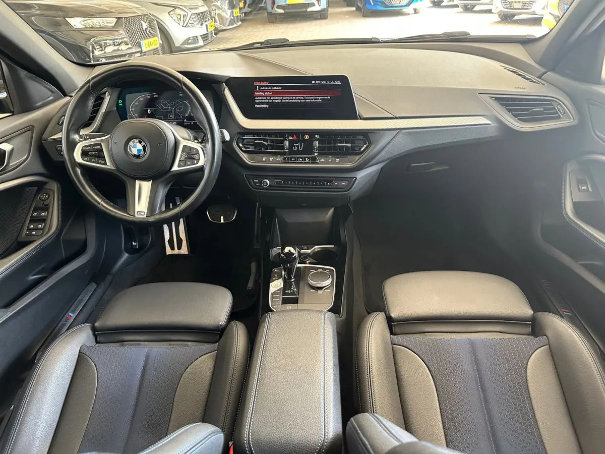 118i Introduction Edition | Navigatie | Skyscraper Grau | Cruise | Climate Control | Automatische 2-zone airconditioning | BMW Live Cockpit Plus | BMW M 50 Jahre uitvoering