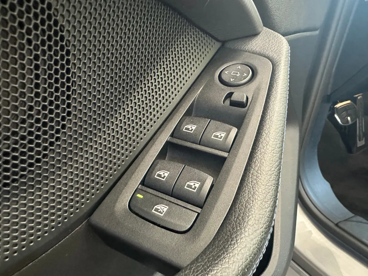 118i Introduction Edition | Navigatie | Skyscraper Grau | Cruise | Climate Control | Automatische 2-zone airconditioning | BMW Live Cockpit Plus | BMW M 50 Jahre uitvoering