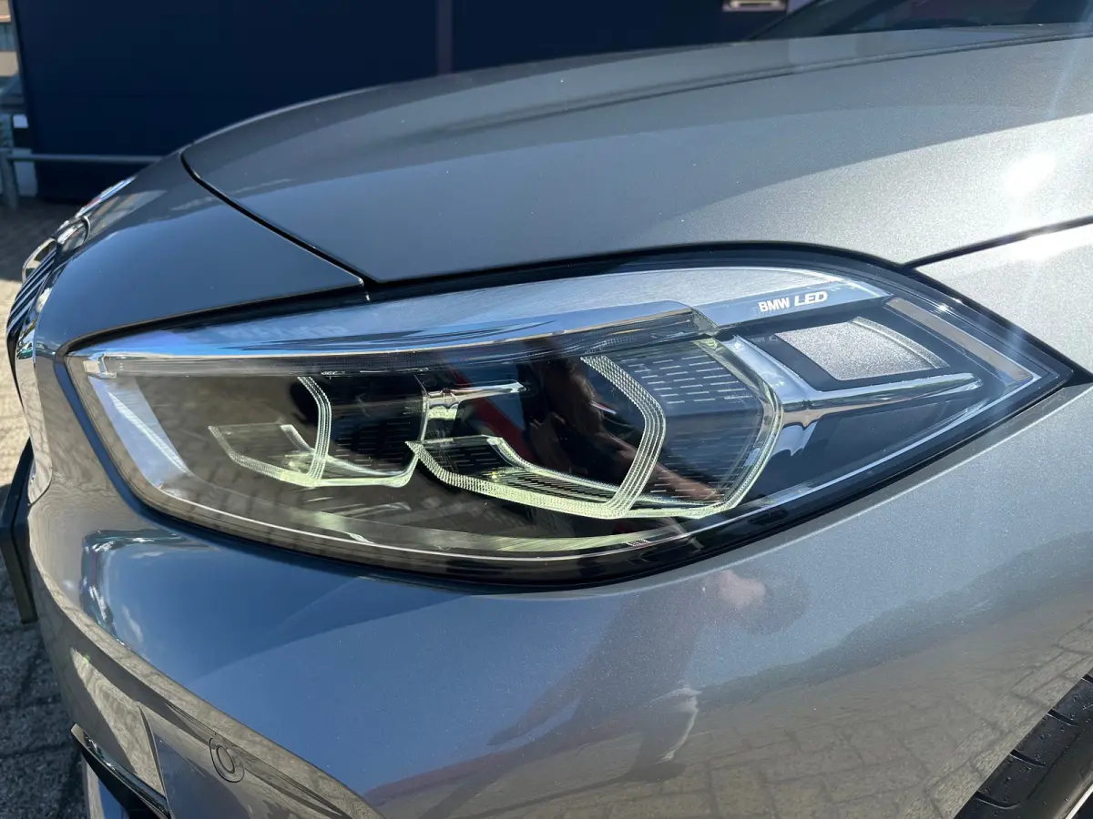 118i Introduction Edition | Navigatie | Skyscraper Grau | Cruise | Climate Control | Automatische 2-zone airconditioning | BMW Live Cockpit Plus | BMW M 50 Jahre uitvoering