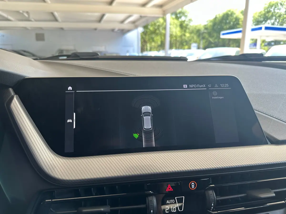 118i Introduction Edition | Navigatie | Skyscraper Grau | Cruise | Climate Control | Automatische 2-zone airconditioning | BMW Live Cockpit Plus | BMW M 50 Jahre uitvoering