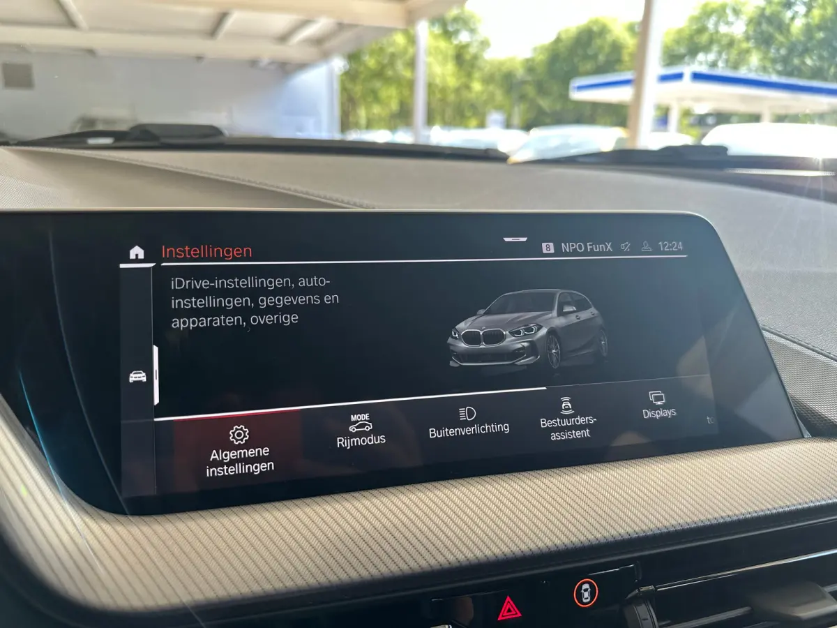 118i Introduction Edition | Navigatie | Skyscraper Grau | Cruise | Climate Control | Automatische 2-zone airconditioning | BMW Live Cockpit Plus | BMW M 50 Jahre uitvoering