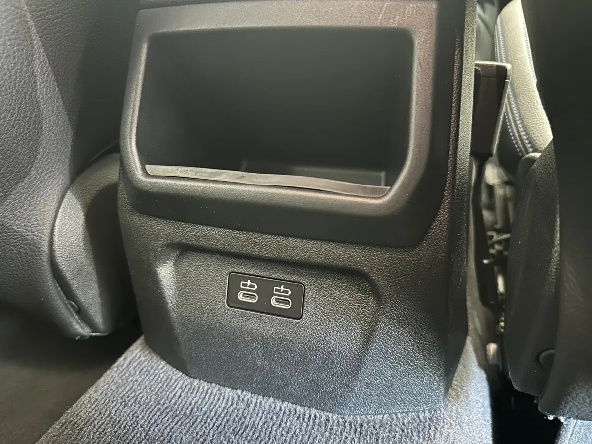 118i Introduction Edition | Navigatie | Skyscraper Grau | Cruise | Climate Control | Automatische 2-zone airconditioning | BMW Live Cockpit Plus | BMW M 50 Jahre uitvoering