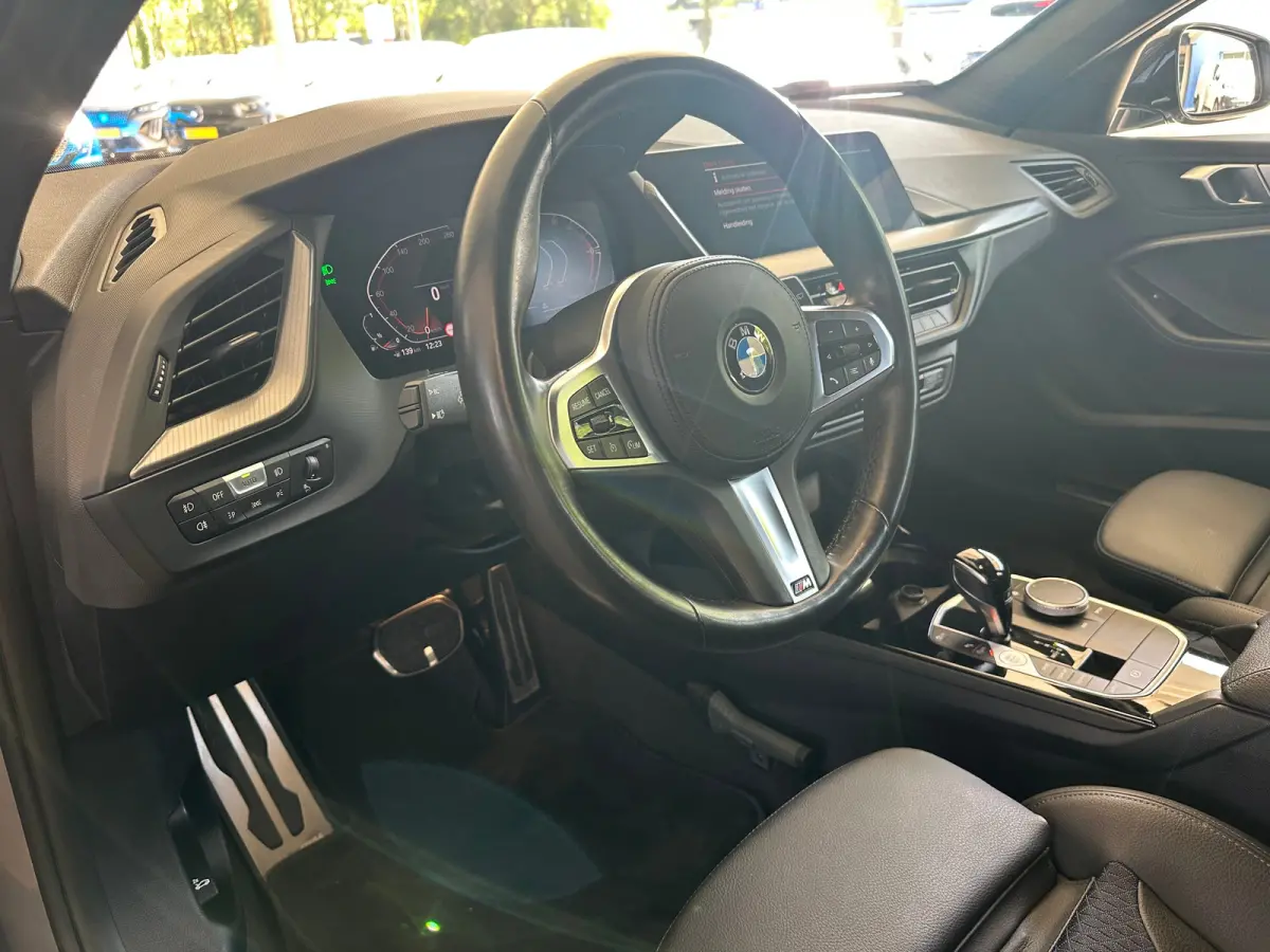 118i Introduction Edition | Navigatie | Skyscraper Grau | Cruise | Climate Control | Automatische 2-zone airconditioning | BMW Live Cockpit Plus | BMW M 50 Jahre uitvoering