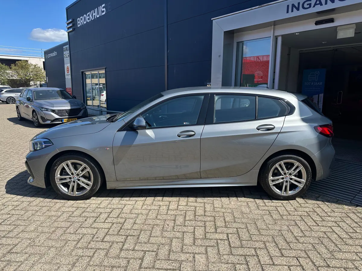 118i Introduction Edition | Navigatie | Skyscraper Grau | Cruise | Climate Control | Automatische 2-zone airconditioning | BMW Live Cockpit Plus | BMW M 50 Jahre uitvoering