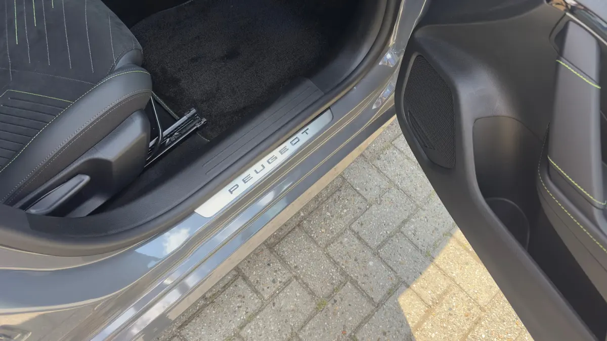 GT | Elektrische parkeerrem | Extra getinte achterste zijruiten en achterruit | Extra getinte achterste zijruiten en achterruit