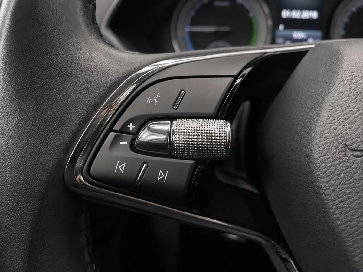1.4 TSI DSG iV Business Edition Plus SoH 92% Trekhaak Camera Navi Carplay DCC Stoelverwarming Verwarmbare Voorruit Cruise Control Full LED PDC VA