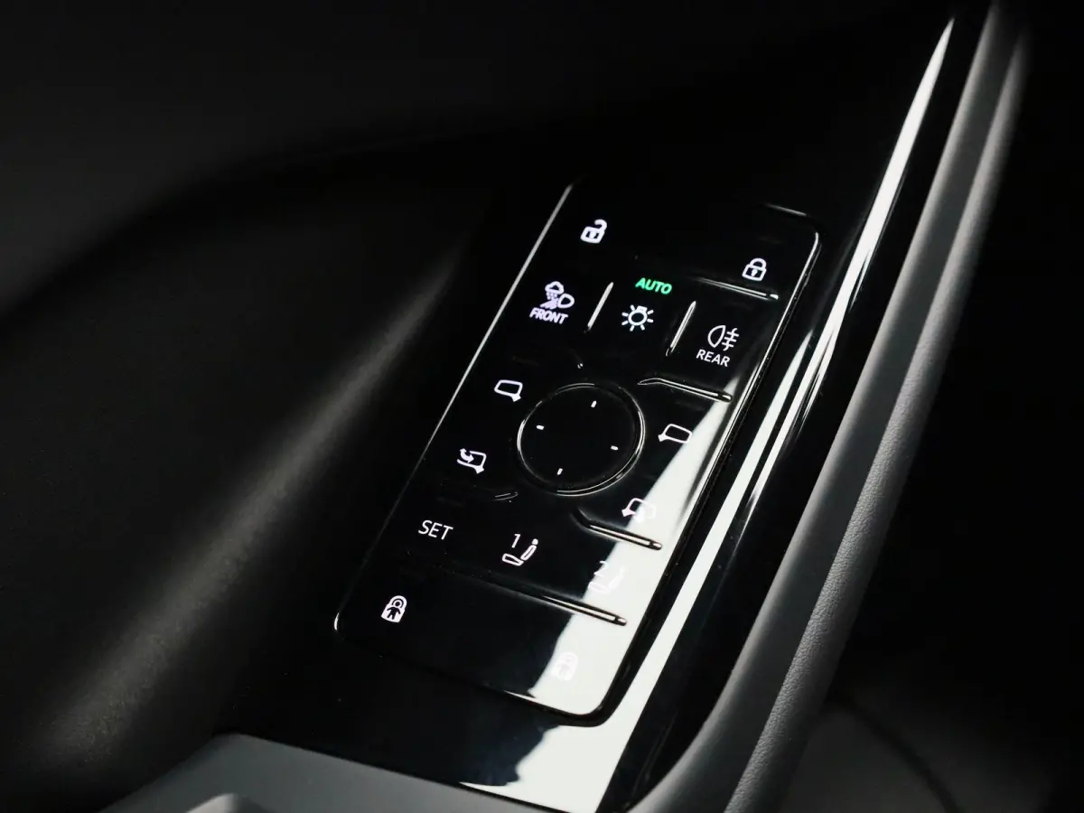 S edition Quattro 100 kWh | Adaptive cruise control | 360 graden camera | Stoelverwarming voor & achter | Climate control | Dodehoekdetectie | Geheugen best.stoel | Stuurverwarming |  MMI-bi