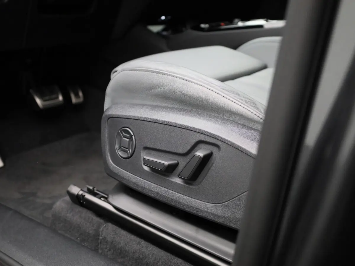 S edition Quattro 100 kWh | Adaptive cruise control | 360 graden camera | Stoelverwarming voor & achter | Climate control | Dodehoekdetectie | Geheugen best.stoel | Stuurverwarming |  MMI-bi