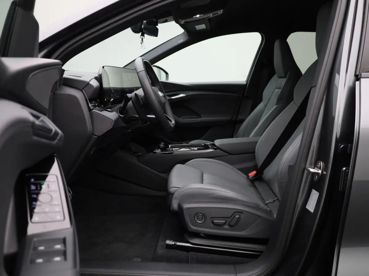S edition Quattro 100 kWh | Adaptive cruise control | 360 graden camera | Stoelverwarming voor & achter | Climate control | Dodehoekdetectie | Geheugen best.stoel | Stuurverwarming |  MMI-bi