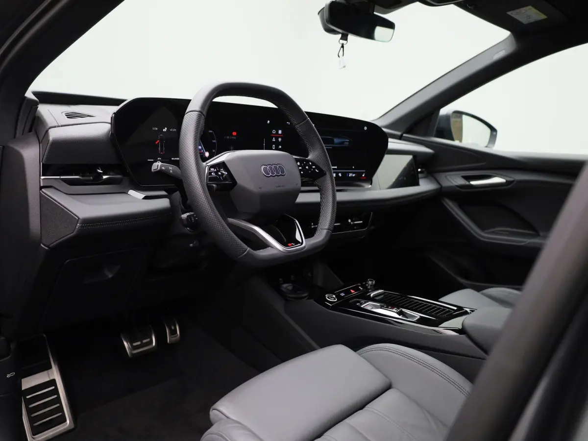 S edition Quattro 100 kWh | Adaptive cruise control | 360 graden camera | Stoelverwarming voor & achter | Climate control | Dodehoekdetectie | Geheugen best.stoel | Stuurverwarming |  MMI-bi