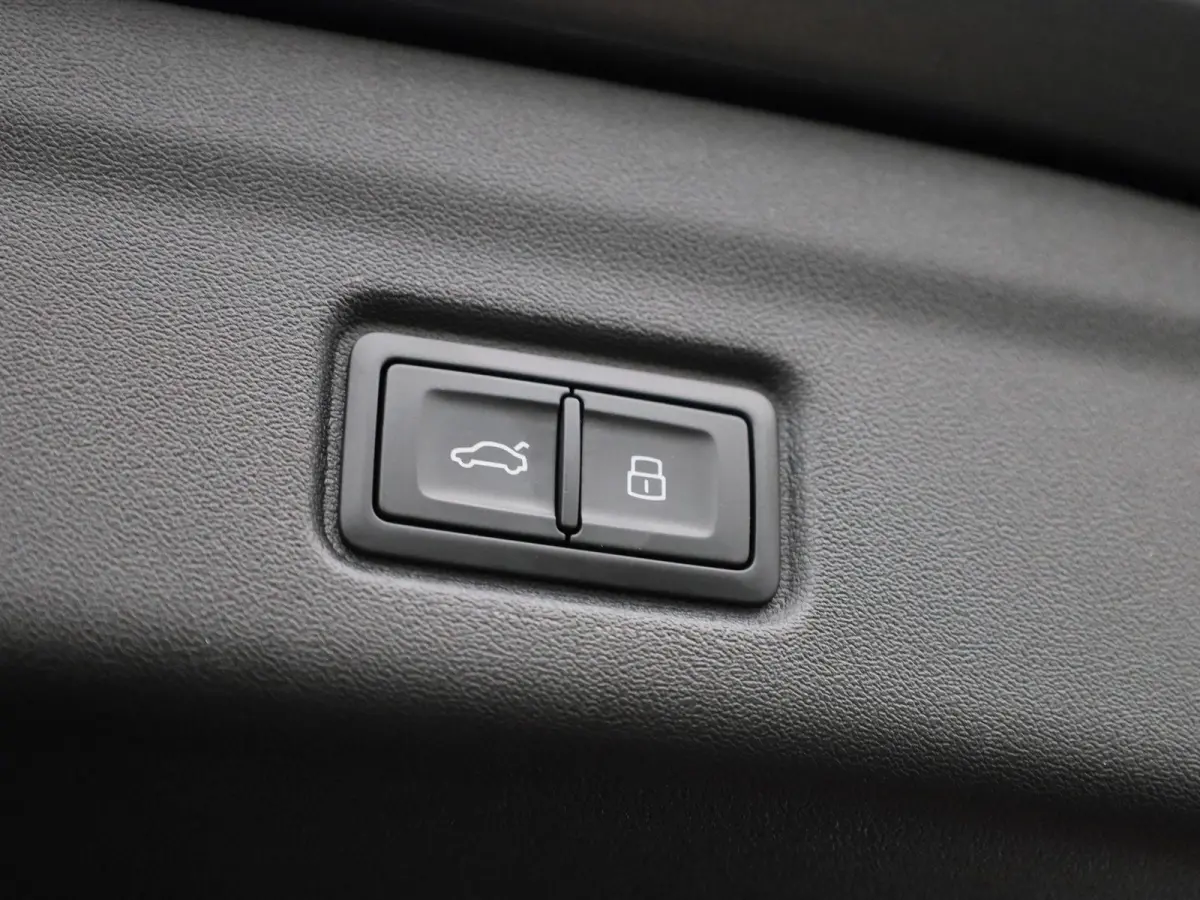 S edition Quattro 100 kWh | Adaptive cruise control | 360 graden camera | Stoelverwarming voor & achter | Climate control | Dodehoekdetectie | Geheugen best.stoel | Stuurverwarming |  MMI-bi