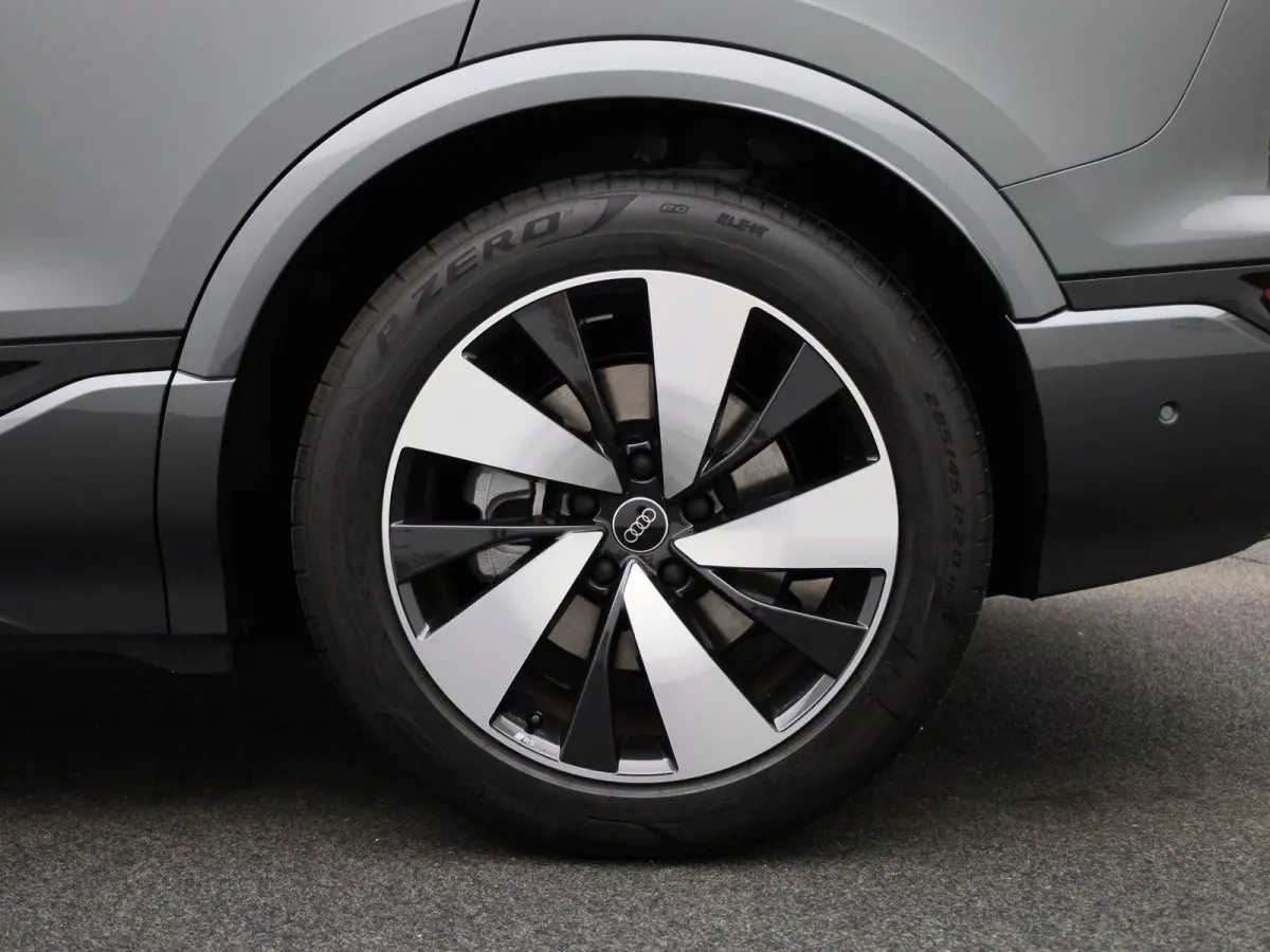 S edition Quattro 100 kWh | Adaptive cruise control | 360 graden camera | Stoelverwarming voor & achter | Climate control | Dodehoekdetectie | Geheugen best.stoel | Stuurverwarming |  MMI-bi