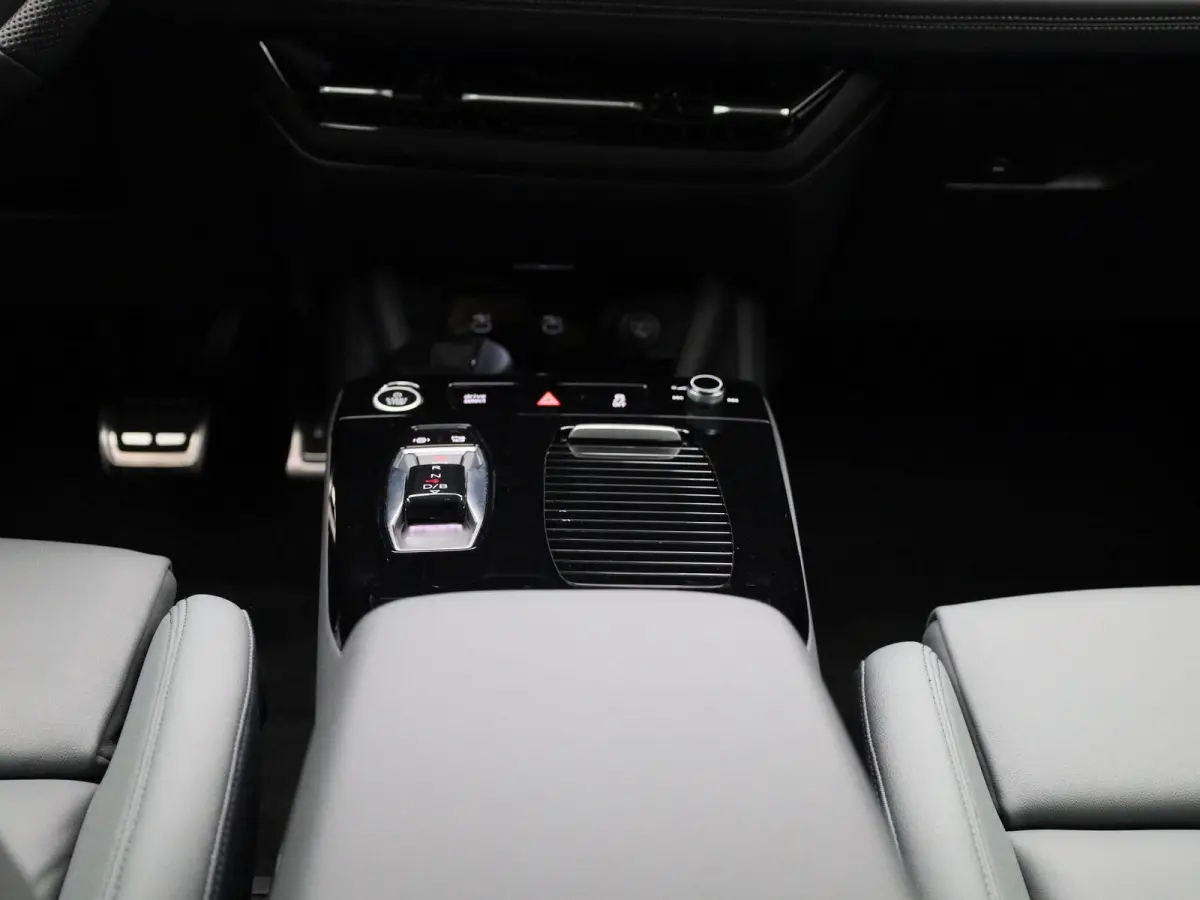 S edition Quattro 100 kWh | Adaptive cruise control | 360 graden camera | Stoelverwarming voor & achter | Climate control | Dodehoekdetectie | Geheugen best.stoel | Stuurverwarming |  MMI-bi