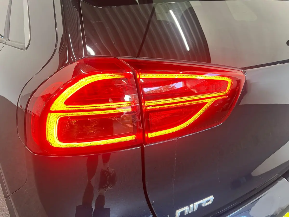 1.6 GDi PHEV Pulse Schuifdak Navigatie Apple Carplay Android Auto Camera Parkeersensoren achter Adaptive Cruise Control Full Led Half leder Climate Control Lichtmetalen velgen