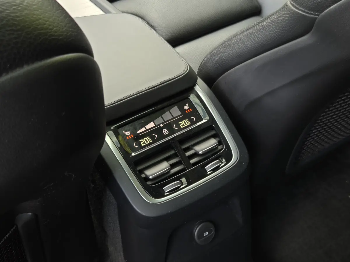 2.0 T8 Recharge AWD Ultimate Bright | Luchtvering | Leder | Stoel/Stuurverwarming | Harman&Kardon|