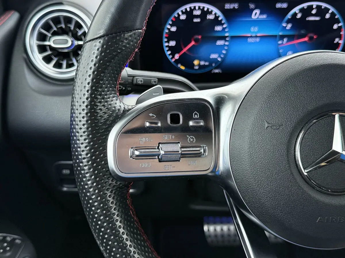 200 AMG // Trekhaak // 360 Camera // Nightpakket // Carplay // Augmented Reality // 19" AMG Velgen