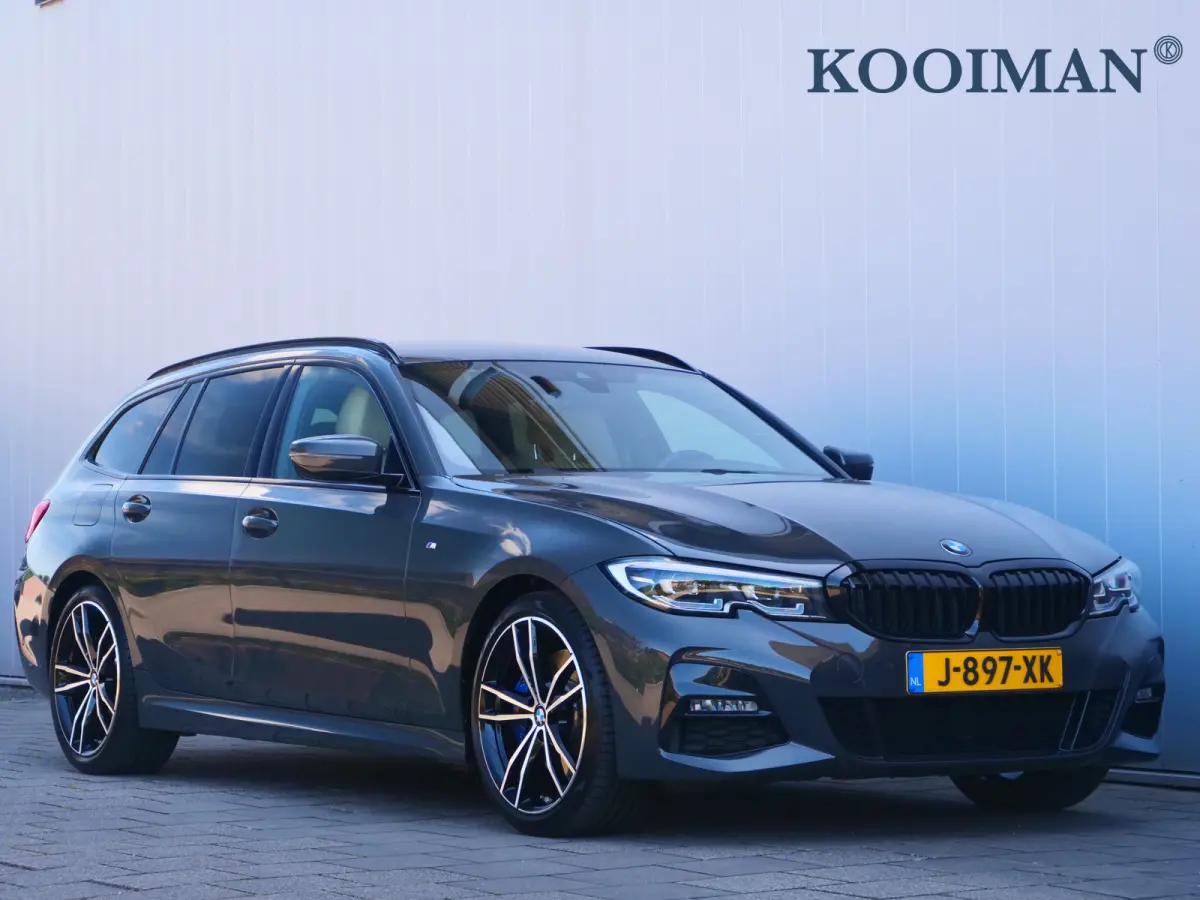 318i High Executive Edition 157 Pk Automaat Navi / DAB / Apple Carplay / Leer / M-pakket
