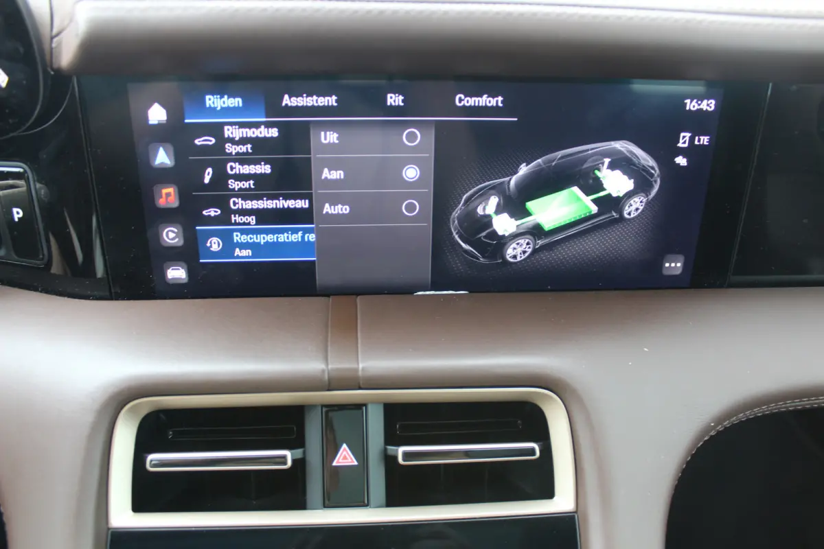 4 93 kWh Panorama dak l 360 camera l Stoel memory l Dode hoek detectie l Unieke kleur !