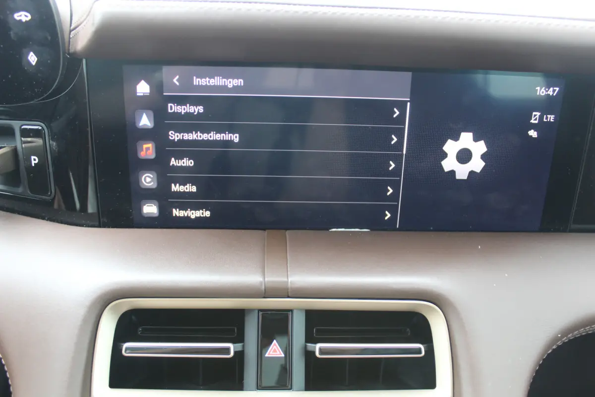 4 93 kWh Panorama dak l 360 camera l Stoel memory l Dode hoek detectie l Unieke kleur !