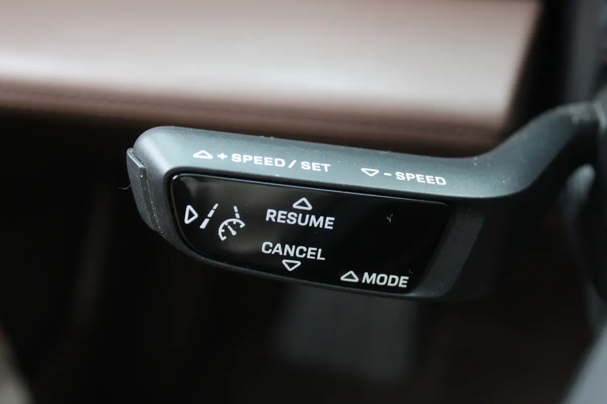 4 93 kWh Panorama dak l 360 camera l Stoel memory l Dode hoek detectie l Unieke kleur !