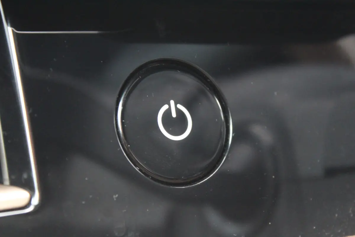 4 93 kWh Panorama dak l 360 camera l Stoel memory l Dode hoek detectie l Unieke kleur !