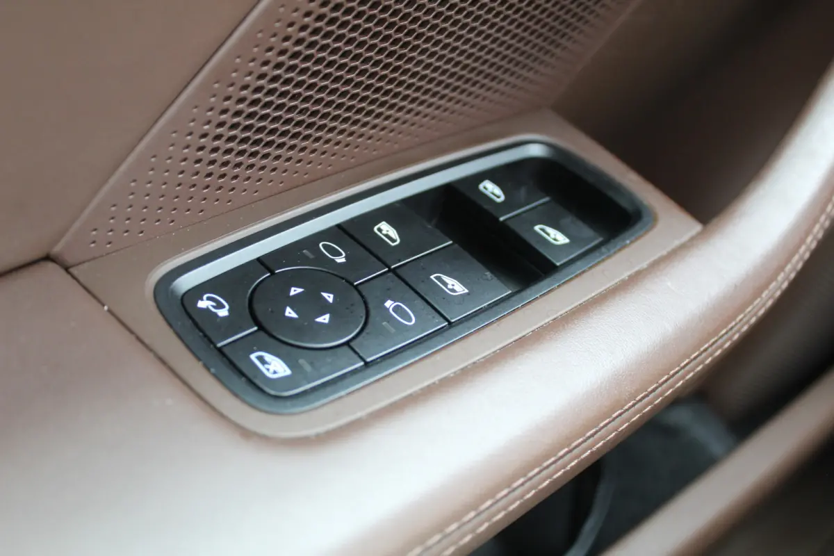 4 93 kWh Panorama dak l 360 camera l Stoel memory l Dode hoek detectie l Unieke kleur !