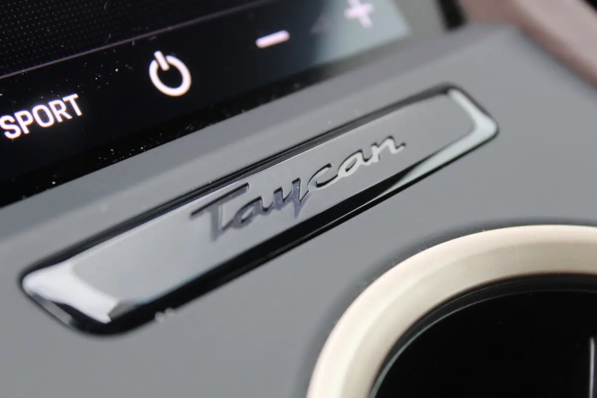 4 93 kWh Panorama dak l 360 camera l Stoel memory l Dode hoek detectie l Unieke kleur !