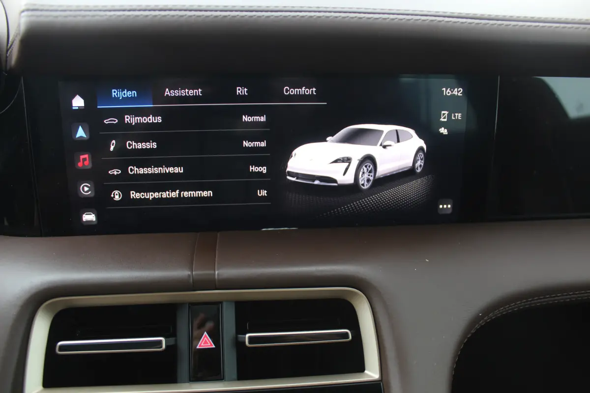 4 93 kWh Panorama dak l 360 camera l Stoel memory l Dode hoek detectie l Unieke kleur !