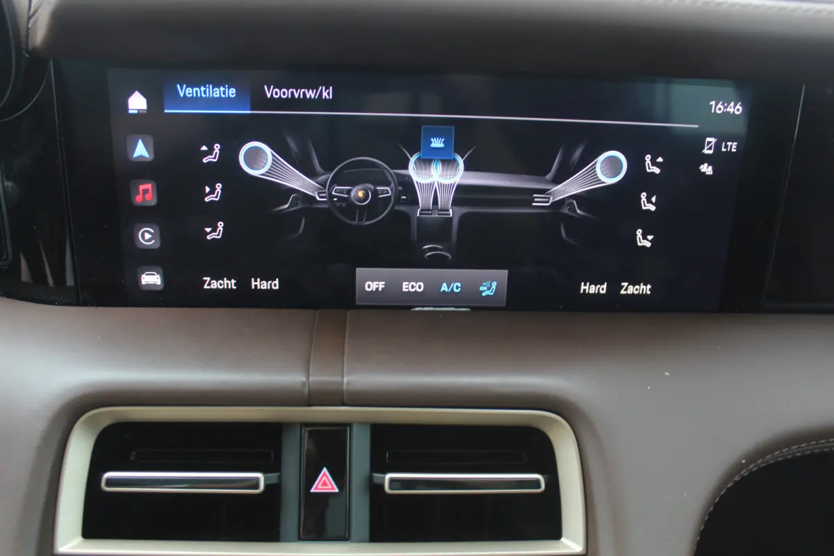 4 93 kWh Panorama dak l 360 camera l Stoel memory l Dode hoek detectie l Unieke kleur !