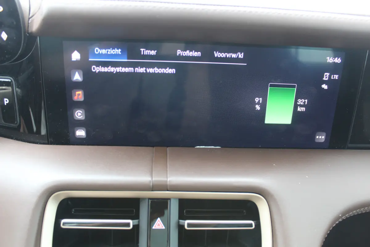 4 93 kWh Panorama dak l 360 camera l Stoel memory l Dode hoek detectie l Unieke kleur !