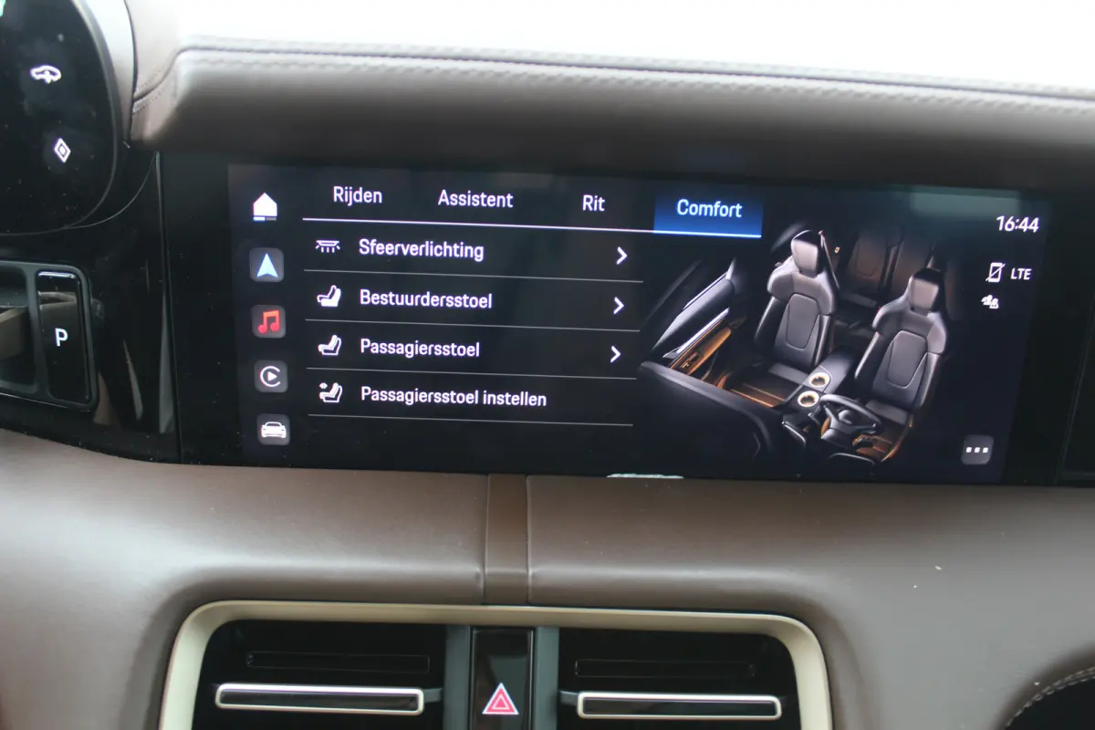 4 93 kWh Panorama dak l 360 camera l Stoel memory l Dode hoek detectie l Unieke kleur !